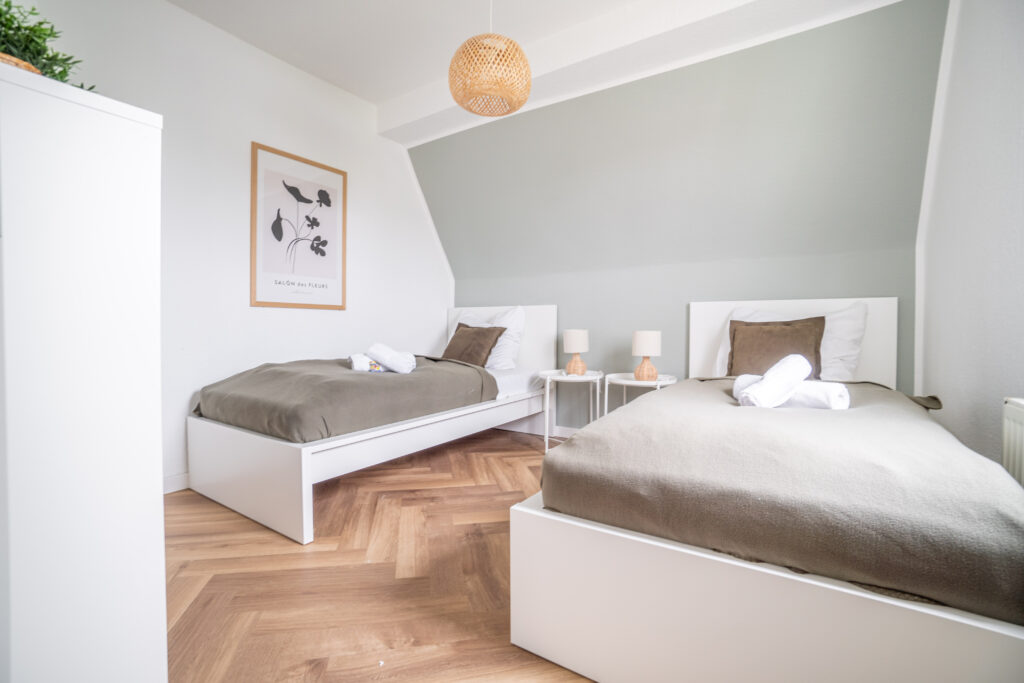Schlafzimmer, Bett, Einzelbett, Kleiderstange