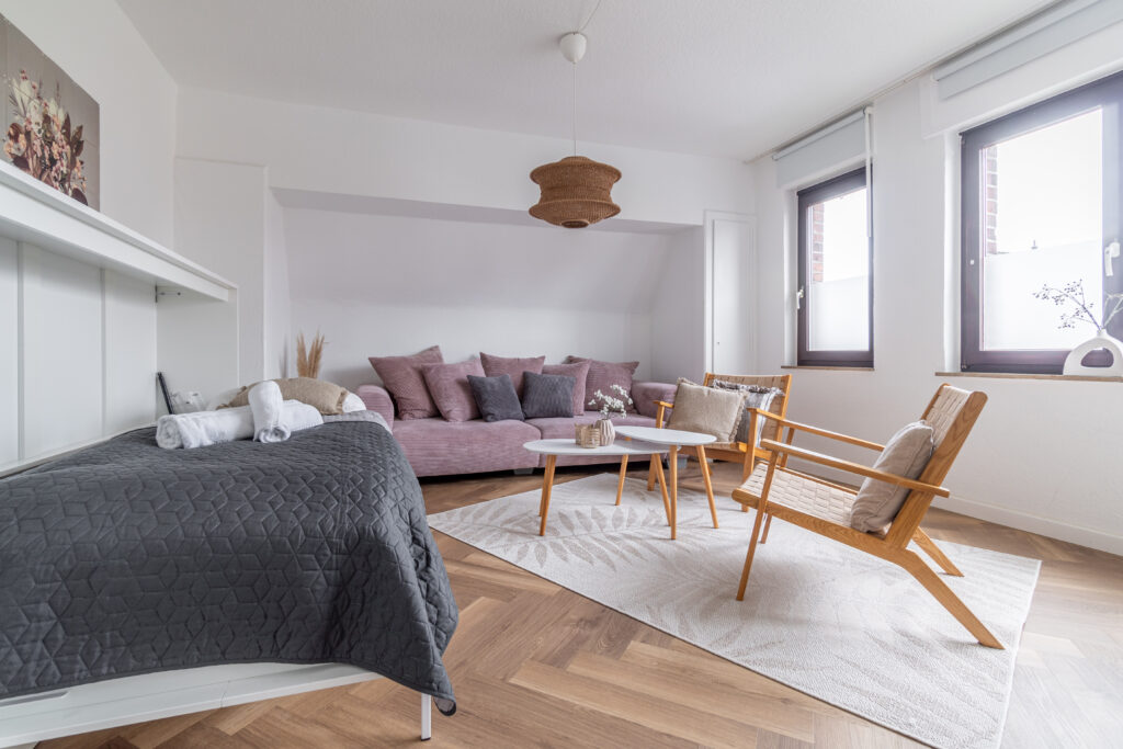 Wohnzimmer, Schlafzimmer, extra Bett, Einzelbett, Bett, Couch, Kleiderstange, Sessel