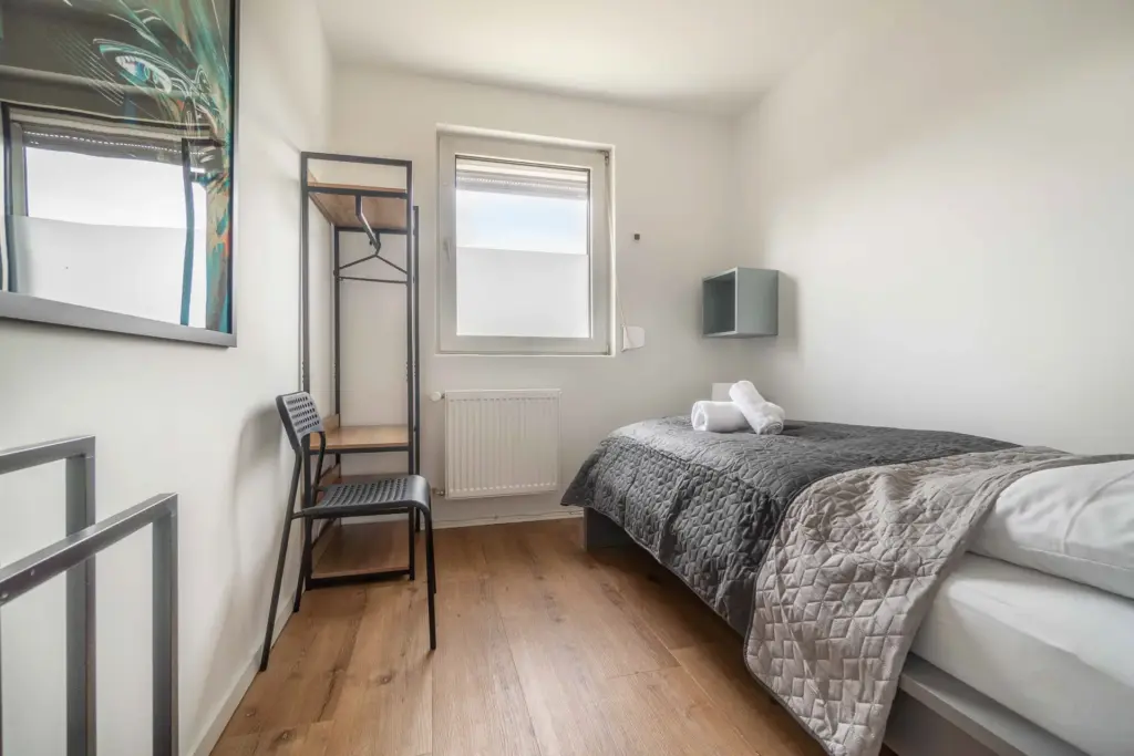 Schlafzimmer, Schlafen, Einzelbett, Tageslicht, Fenster, Bettwäsche, Kleiderständer, Nachttisch