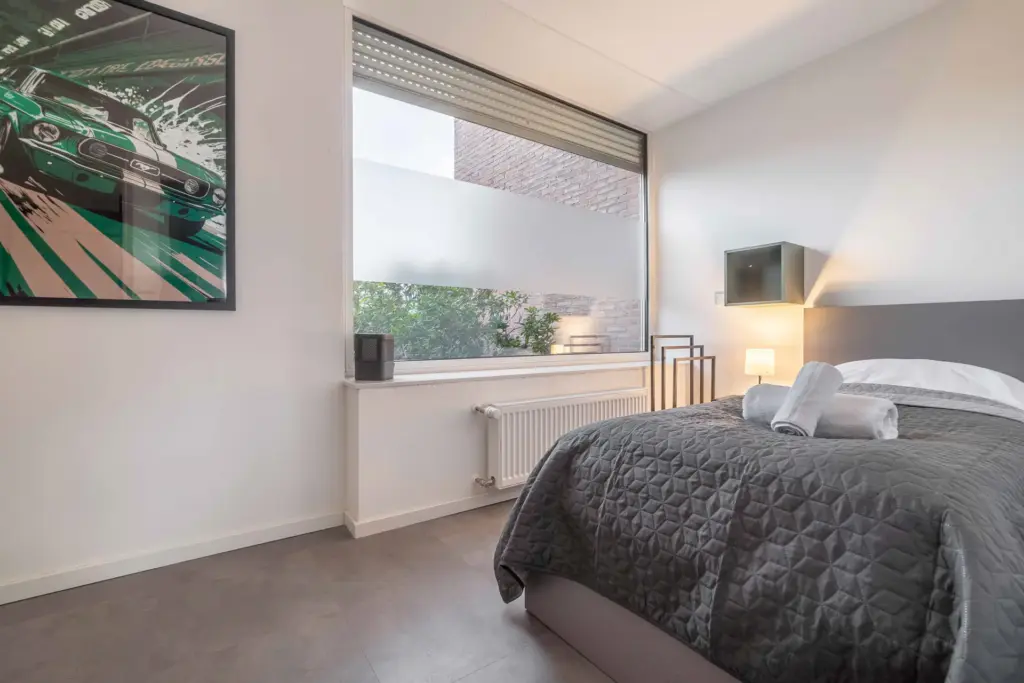 Schlafzimmer, Schlafen, Einzelbett, Tageslicht, Fenster, Bettwäsche, Kleiderständer, Nachttisch