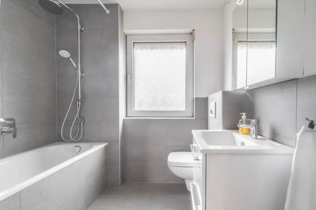 Badezimmer, Tageslichtbad, Bad, Dusche, Badewanne, Duschwanne, WC