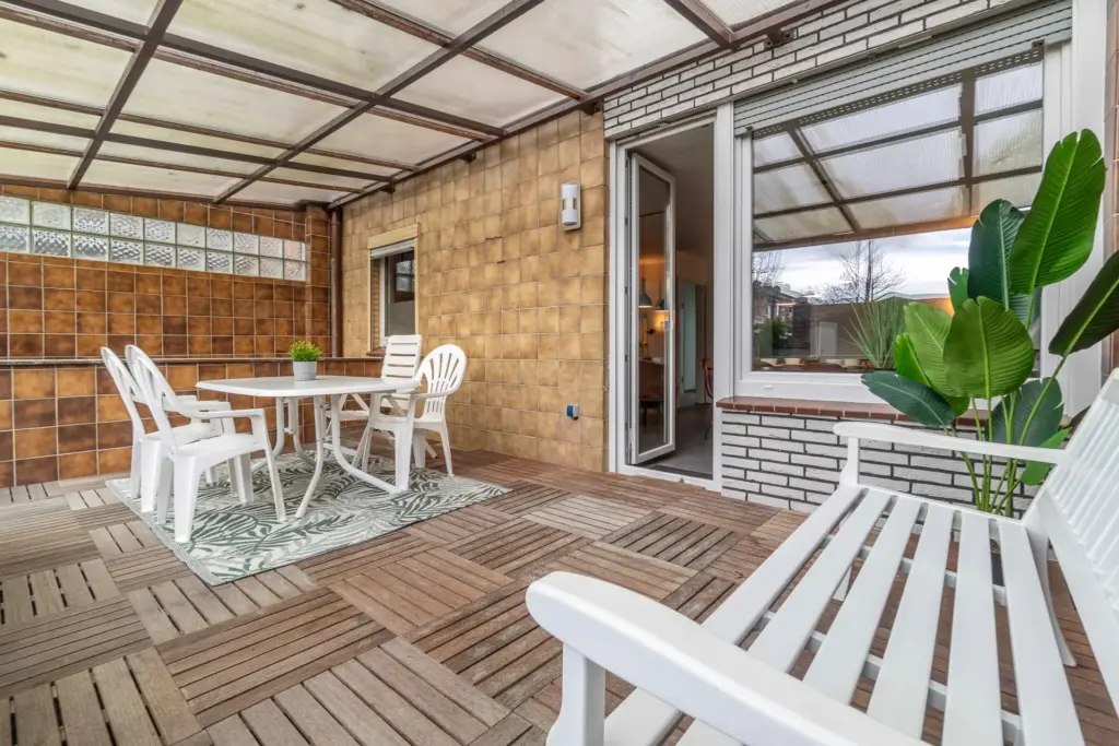 überdachte Terrasse, Garten, Gartentisch, Bank