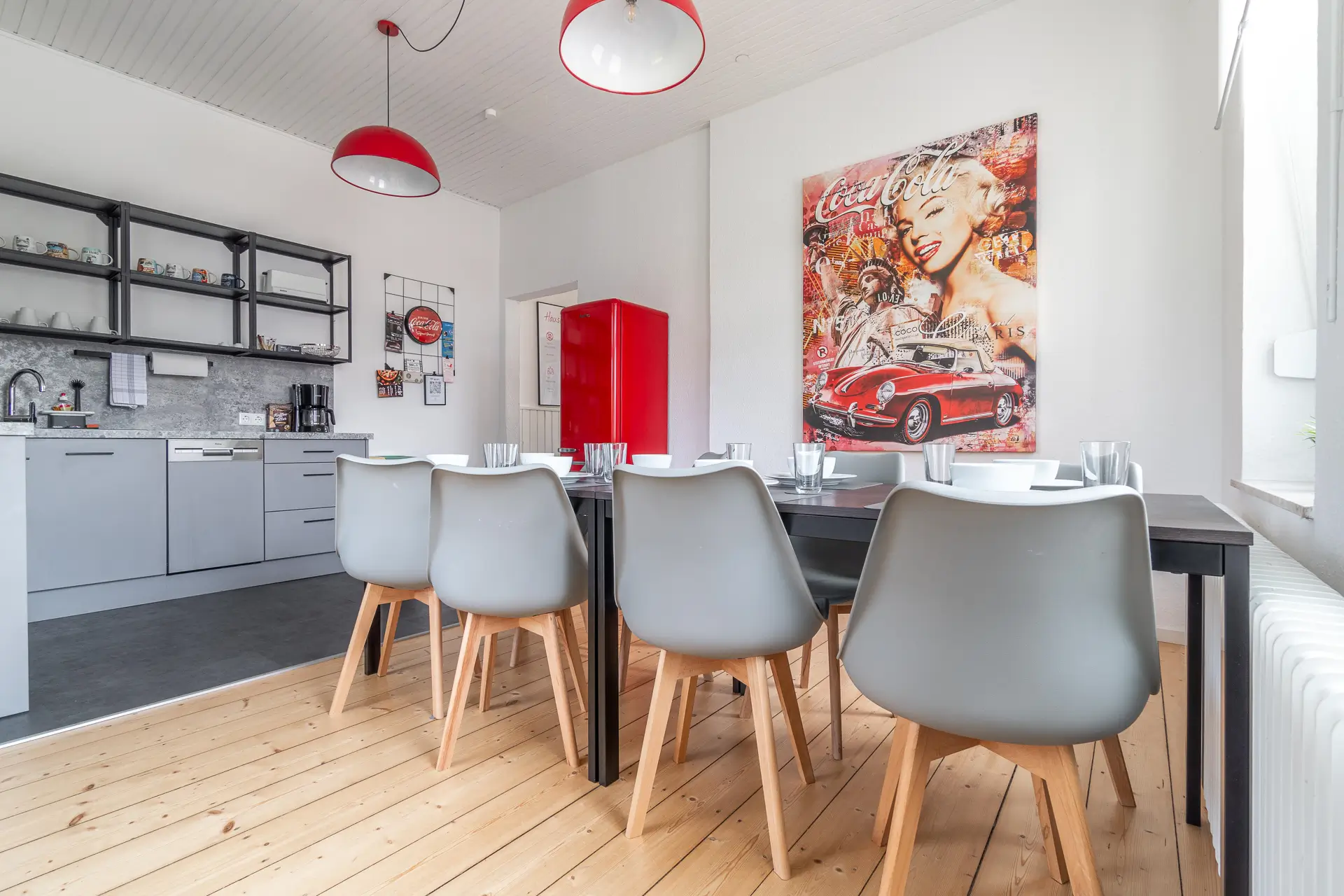 Wohnküche, Küche, Kochen, Essen, Esstisch, Esszimmer, Tageslicht, Kühlschrank, Kochfeld, Küchenzeile, Mikrowelle, Kaffeemaschine