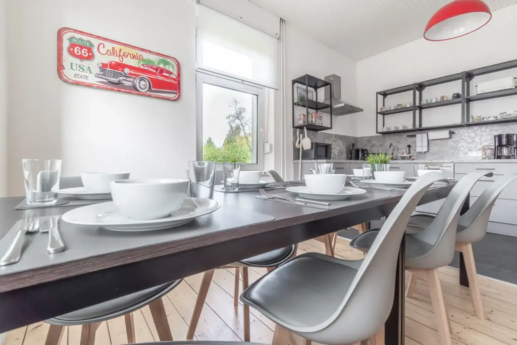 Wohnküche, Küche, Kochen, Essen, Esstisch, Esszimmer, Tageslicht, Kühlschrank, Kochfeld, Küchenzeile, Mikrowelle, Kaffeemaschine