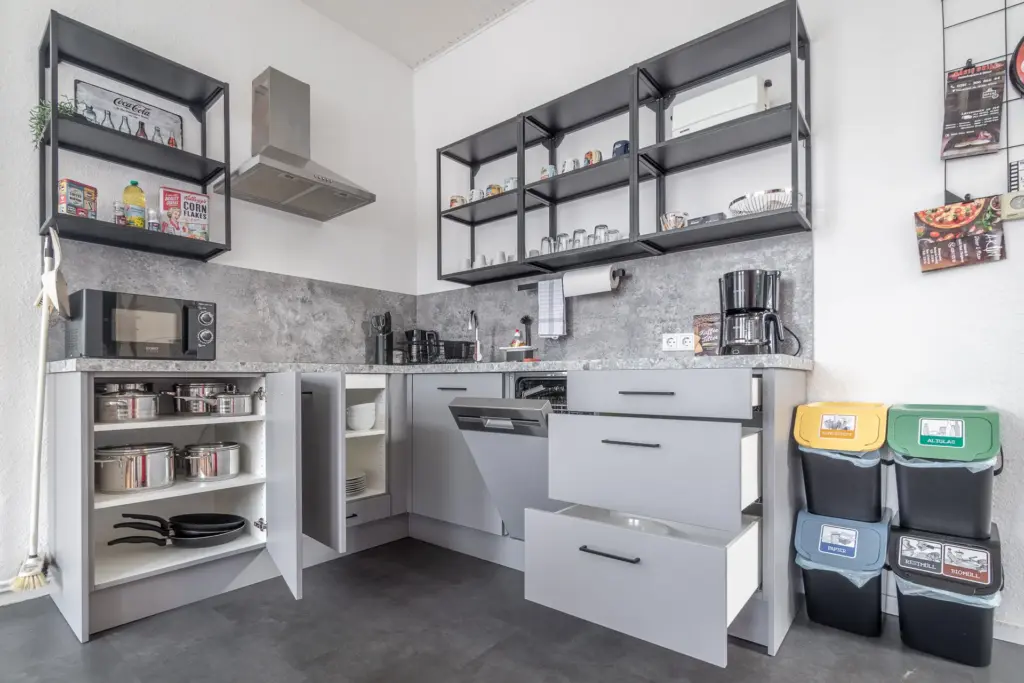 Wohnküche, Küche, Kochen, Essen, Esstisch, Esszimmer, Tageslicht, Kühlschrank, Kochfeld, Küchenzeile, Mikrowelle, Kaffeemaschine