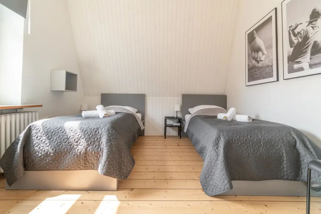 Schlafzimmer, Schlafen, Betten, Einzelbett, Tageslicht, Fenster, Nachttisch, Bettwäsche, Smart-TV, TV, Fernseher, Kleiderständer