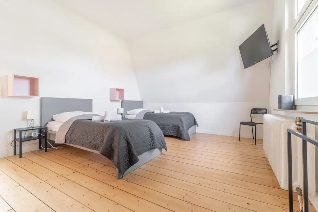 Schlafzimmer, Schlafen, Betten, Einzelbett, Tageslicht, Fenster, Nachttisch, Bettwäsche, Smart-TV, TV, Fernseher, Kleiderständer