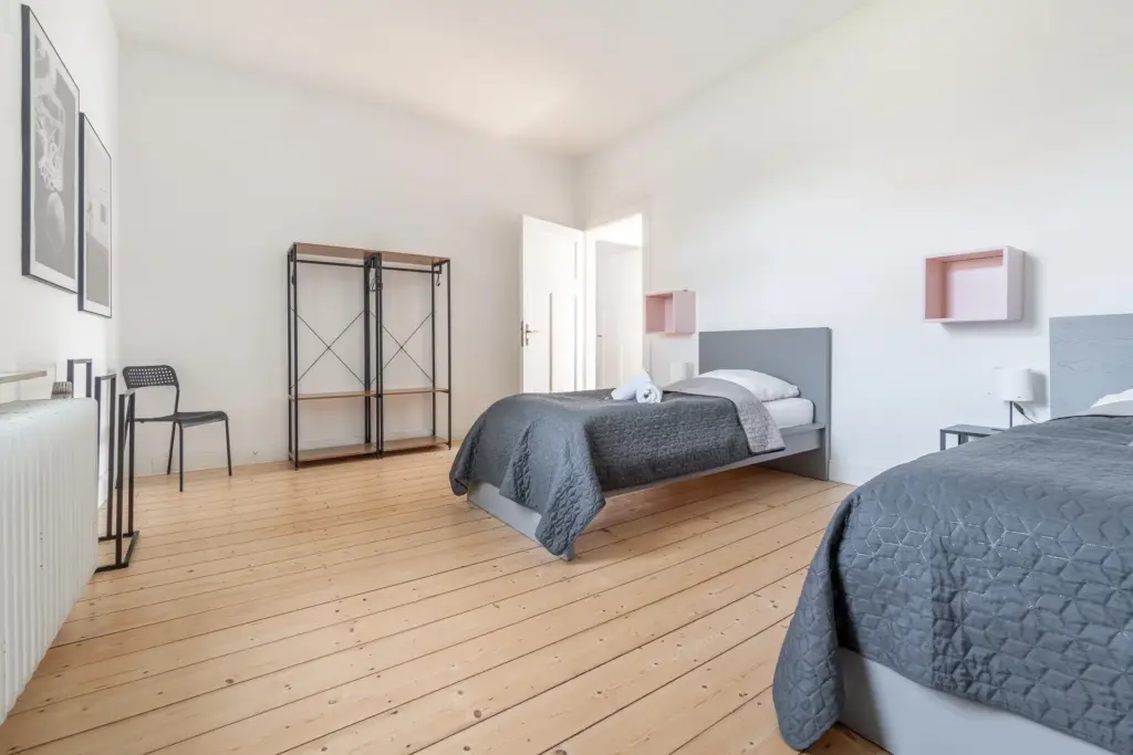 Schlafzimmer, Schlafen, Betten, Einzelbett, Tageslicht, Fenster, Nachttisch, Bettwäsche, Smart-TV, TV, Fernseher, Kleiderständer