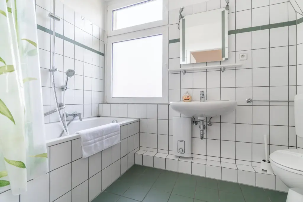 Bad, Badezimmer, Tageslichtbad, Dusche, Badewanne, Duschwanne, WC, Fenster
