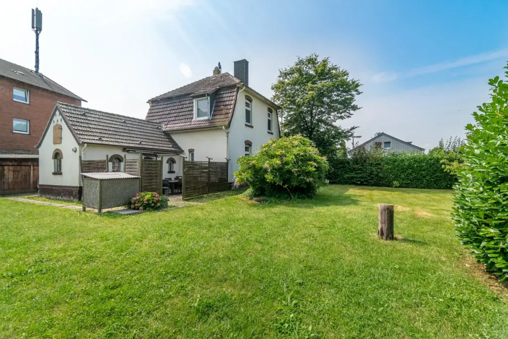 Garten, Haus, Wiese, Hausansicht, freistehendes Haus, Einfamilienhaus, Sonne, Sommer, Frühling, blauer Himmel