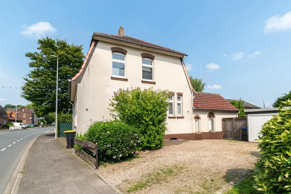 Haus, Straße, Einfamilienhaus, freistehendes Haus, Auffahrt, Garage