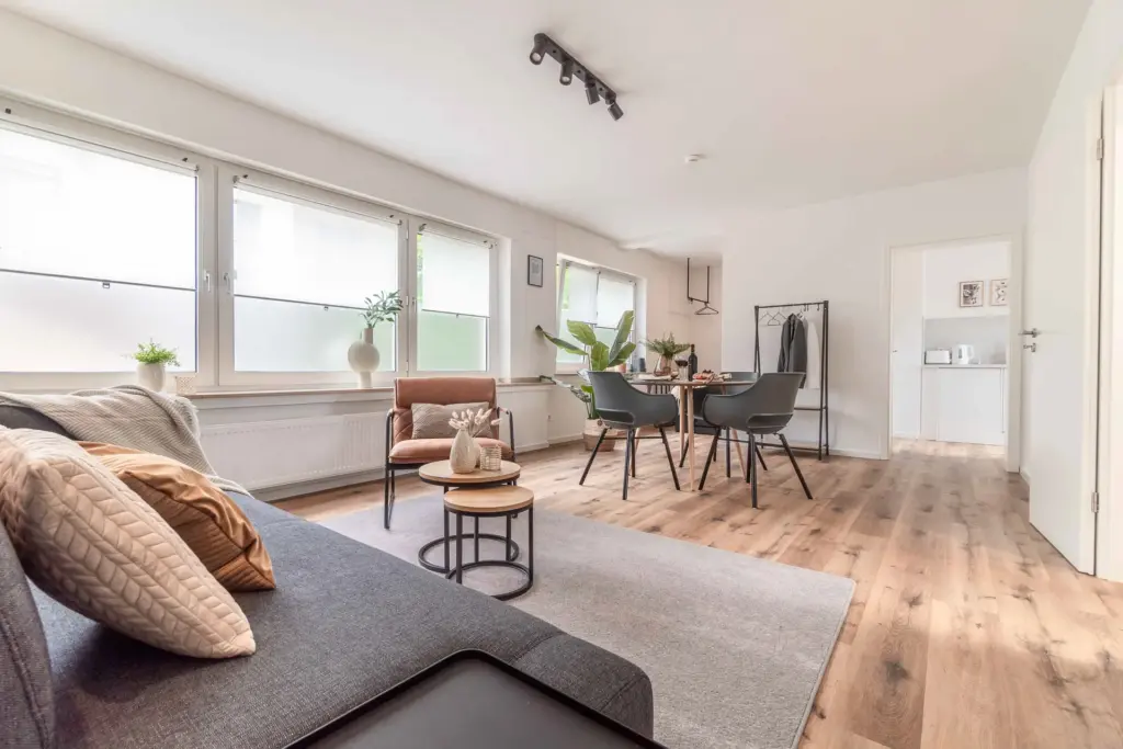 Wohnzimmer, Wohnbereich, Esstisch, Couch, Sessel, offener Raum, Fenster, Tageslicht, Küche, Essbereich