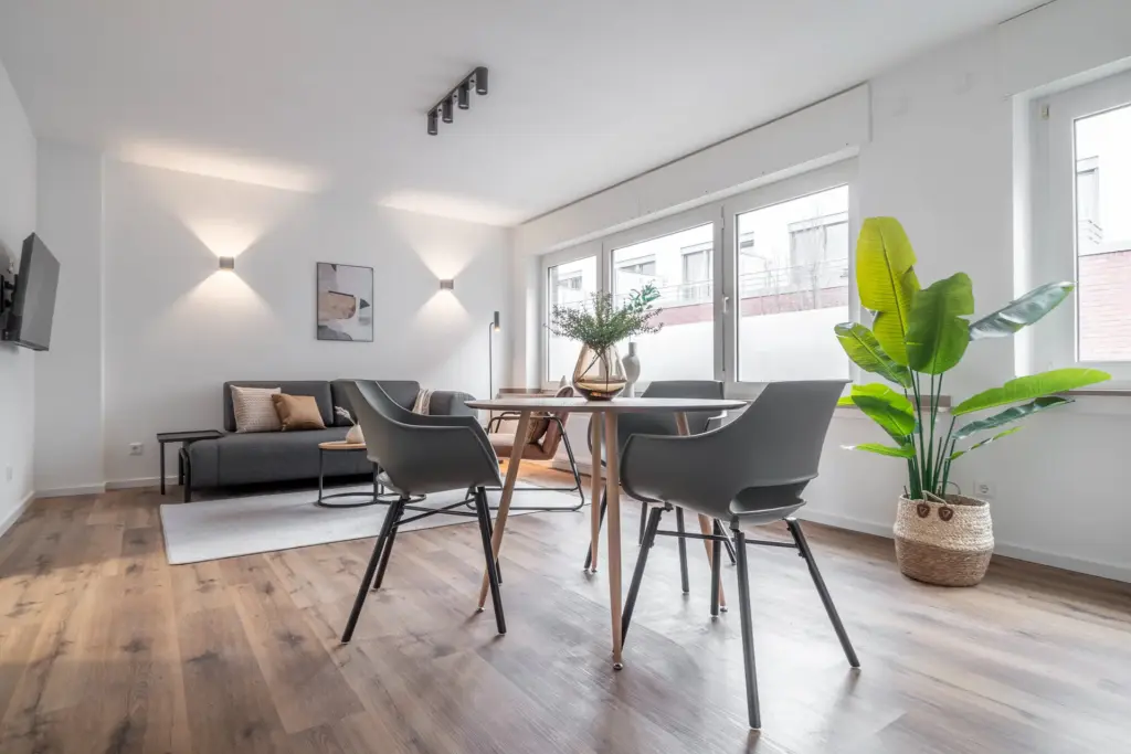 Wohnzimmer, Wohnbereich, Esstisch, Couch, Sessel, offener Raum, Fenster, Tageslicht, Essbereich, TV, Fernseher, Smart-TV