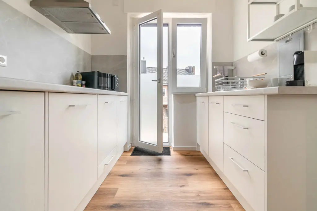 Küche, Kochen, Vollausstattung, Balkon, Tageslicht, Kochbereich, Kaffeemaschine, Mikrowelle, Toaster, Kochfeld
