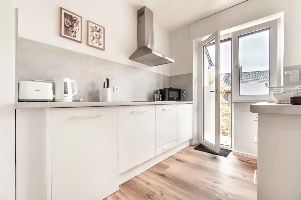 Küche, Kochen, Vollausstattung, Balkon, Tageslicht, Kochbereich, Kaffeemaschine, Mikrowelle, Toaster, Kochfeld
