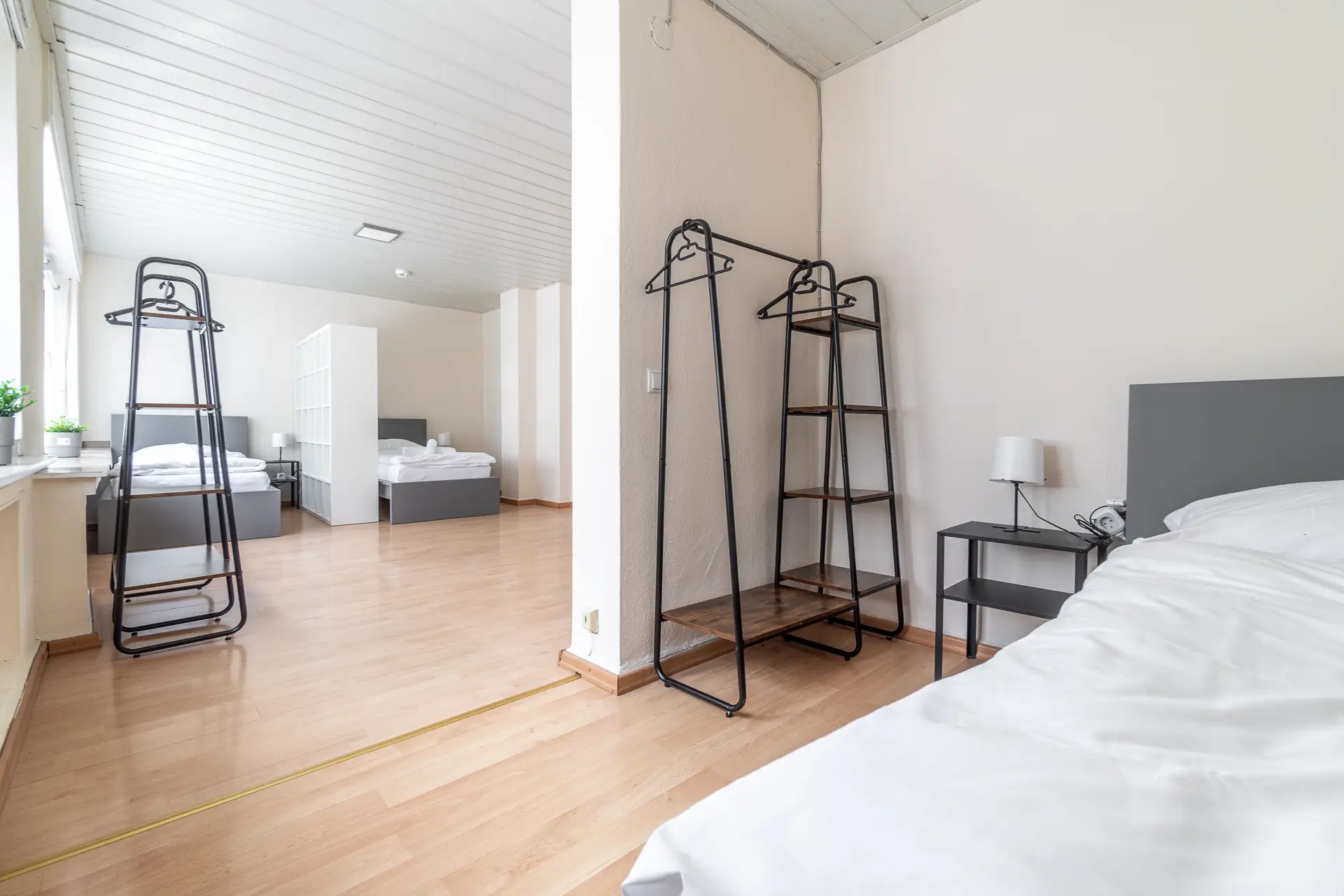 Schlafzimmer, Wohnzimmer, Schlafen, Einzelbetten, Kleiderstangen, Nachttisch