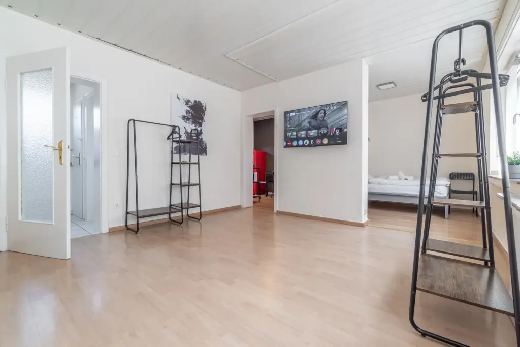 Schlafzimmer, Wohnzimmer, Schlafen, Smart-TV, Fernseher, TV, Kleiderstangen, Einzelbetten