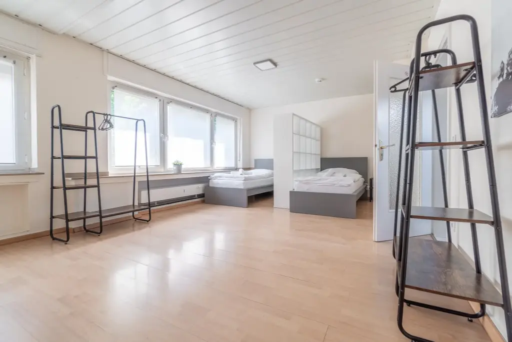 Schlafen, Schlafzimmer, Einzelbetten, Offener Raum, Kleiderstangen