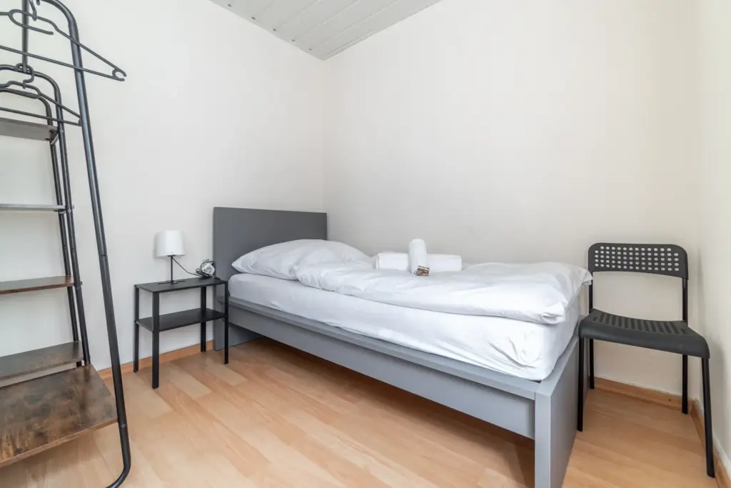Schlafen, Einzelbett, Schlafzimmer, Kleiderstange, Nachttisch, Nachttisch-Lampe, Stuhl, Niesche