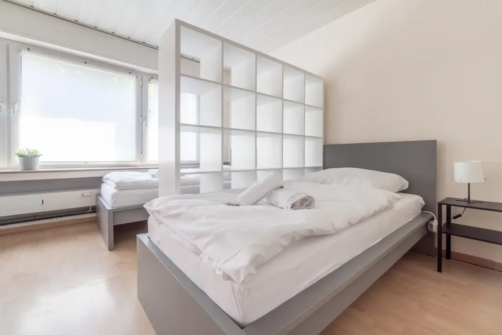 Schlafzimmer, Schlafen, Einzelbetten, Kleiderstangen, Nachttisch, Raumtrenner, Fenster