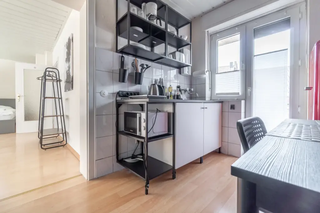 Küchenzeile, Kochnische, Mikrowelle, Kühlschrank, Balkon, Kaffeemaschine, Esstisch, Küche, Kochen