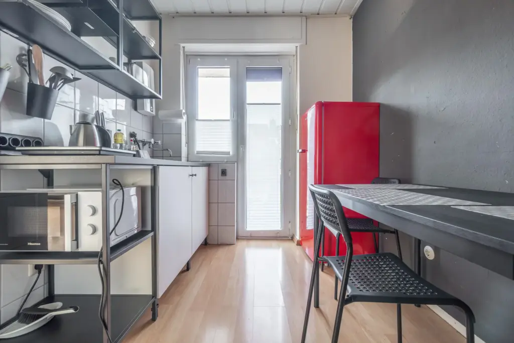 Küche, Kochen, Kochnische, Küchenzeile, Mikrowelle, Esstisch, Balkon, Kühlschrank