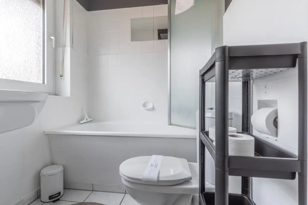 Bad, Badezimmer, Tageslichtbad, WC, Badewanne, Dusche, Waschbecken, Fenster