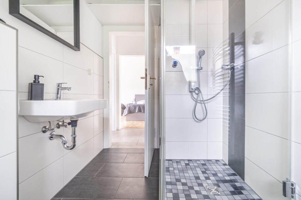 Bad, Badezimmer, Tageslichtbad, Tageslichtbadezimmer, Dusche, WC, Waschbecken