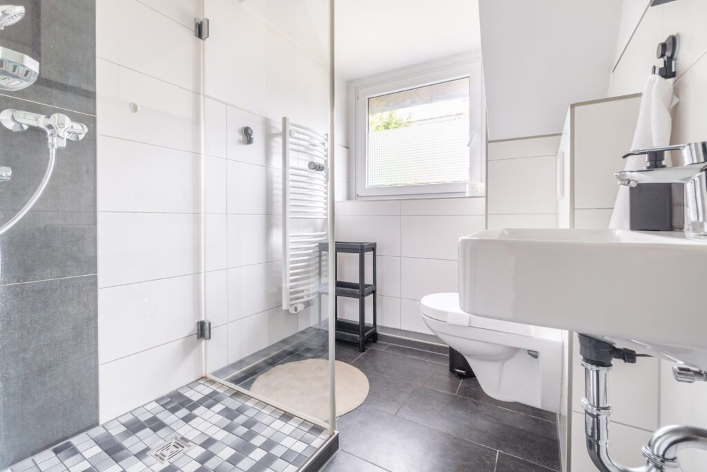 Bad, Badezimmer, Tageslichtbad, Tageslichtbadezimmer, Dusche, WC, Waschbecken