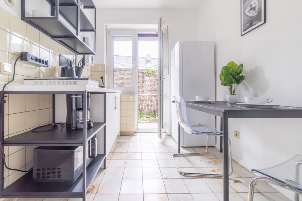 Küche, Kochnische, Kochfeld, Mikrowelle, Esstisch, Kühlschrank, Kochen, Balkon, Kochutensilien