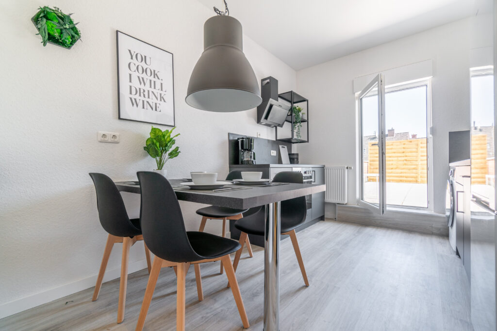 Küche, Kochen, Esstisch, Kühlschrank, Mikrowelle, voll ausgestattet, Waschtrockner, Dachterrasse