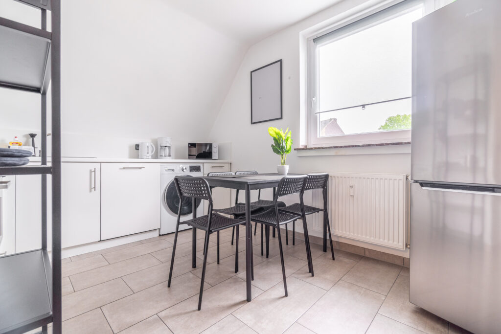 Küche, Kochen, Kochnische, Kochutensilien, Esstisch, Stühle, Wohnküche, Kühlschrank, voll ausgestattet, Spülmaschine, Backofen