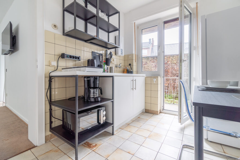 Küche, Kochnische, Kochfeld, Mikrowelle, Esstisch, Kühlschrank, Kochen, Balkon, Kochutensilien