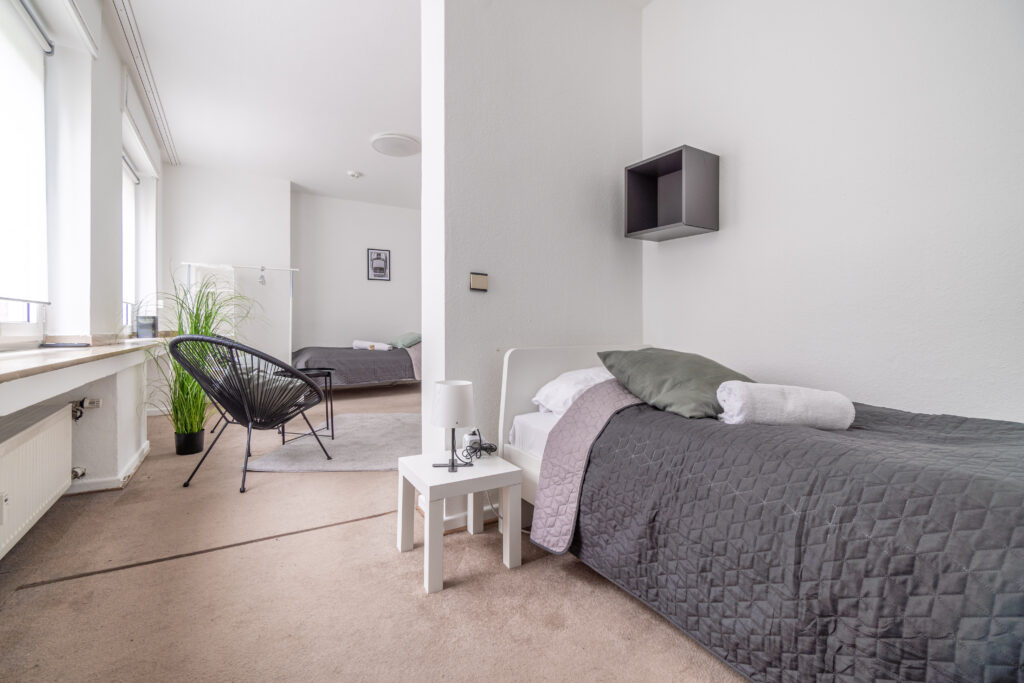 Schlafzimmer, Einzelbett, Sitzgelegenheit, Sessel, Smart-TV, Fernseher, Wohnzimmer