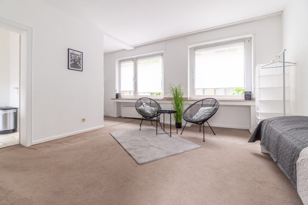 Schlafzimmer, Einzelbett, Sitzgelegenheit, Sessel, Smart-TV, Fernseher, Wohnzimmer, Kleiderstange, Kleiderschrank