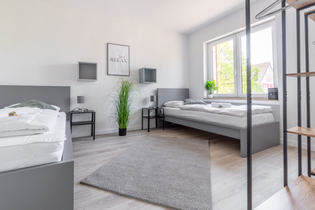 Schlafzimmer, Einzelbetten, Fenster, Garderobe, Kleiderschrank