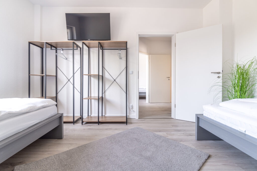 Schlafzimmer, Einzelbetten, Bett, Fernseher, TV, Schrank, Garderobe, Kleiderschrank
