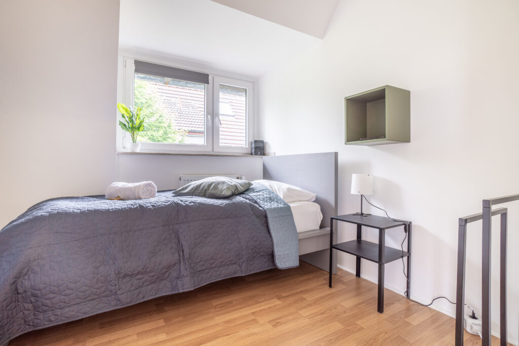 Schlafzimmer, Bett, Einzelzimmer, Schlafen, Garderobe, Kleiderschrank, Einzelbett