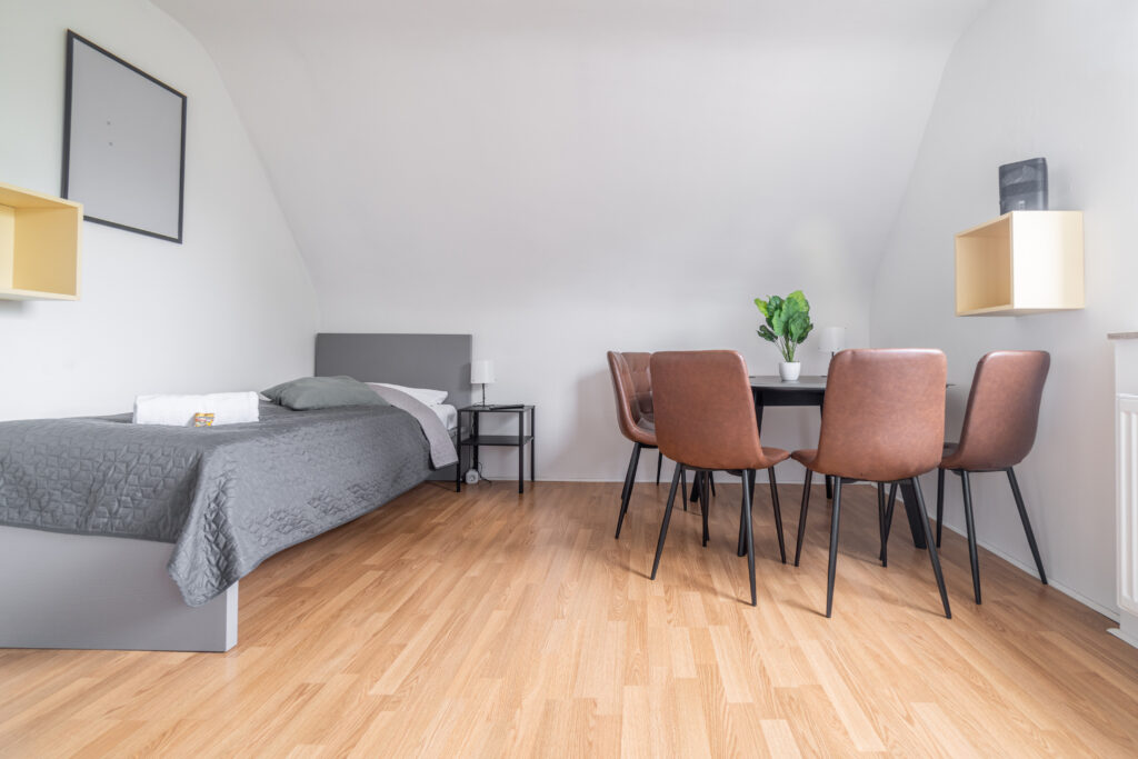Schlafzimmer, Bett, Esszimmer, Stühle, Einzelzimmer, Schlafen, Garderobe, Kleiderschrank